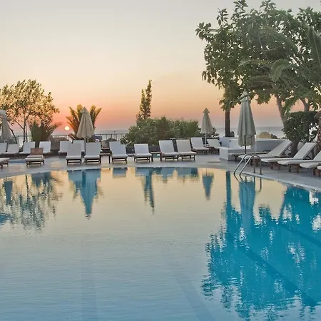 Makarios Kamari (Santorini)